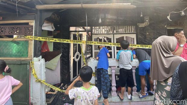 Kebakaran rumah di Depok menewaskan pasutri berinisial HP (26) dan AS (25). Warga menyebut rumah itu dihuni 4 KK yang terdiri dari 13 orang, termasuk korban. (Devi Puspitasari/detikcom)
