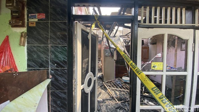 Kebakaran rumah di Depok menewaskan pasutri berinisial HP (26) dan AS (25). Warga menyebut rumah itu dihuni 4 KK yang terdiri dari 13 orang, termasuk korban. (Devi Puspitasari/detikcom)