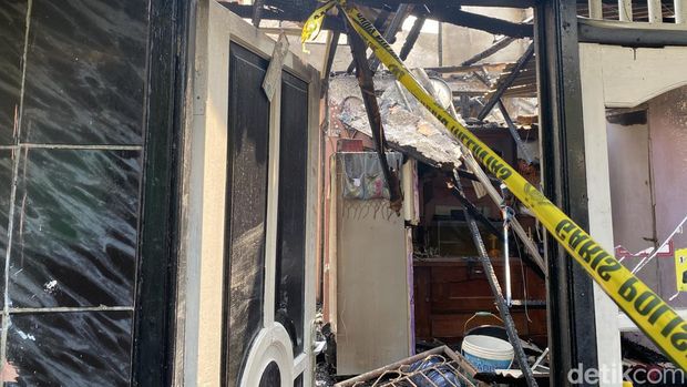 Kebakaran rumah di Depok menewaskan pasutri berinisial HP (26) dan AS (25). Warga menyebut rumah itu dihuni 4 KK yang terdiri dari 13 orang, termasuk korban. (Devi Puspitasari/detikcom)