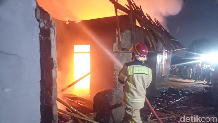 Kebakaran rumah di Purwakarta bermula dari letusan lampu.