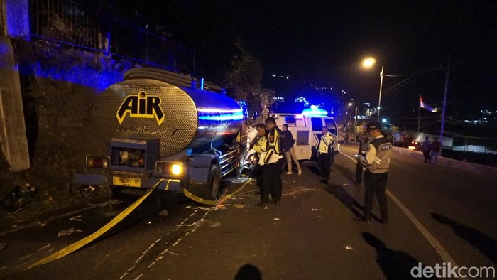 kecelakaan maut truk tangki menabrak karnaval di pacet mojokerto