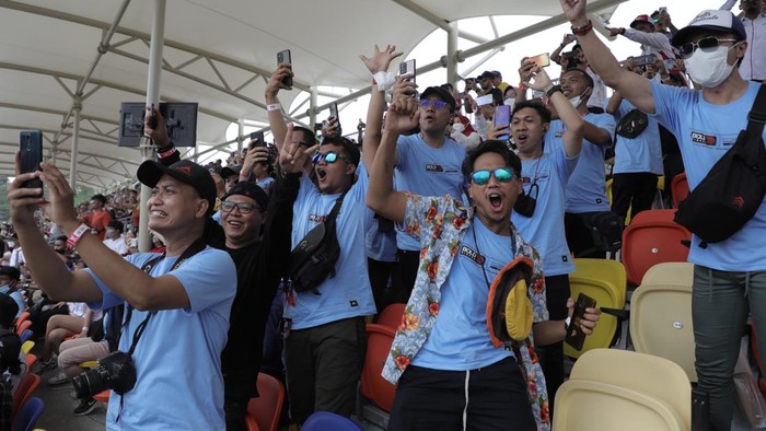 Kesempatan Emas Jadi Tamu VIP MotoGP Mandalika Menonton langsung ajang MotoGP dari kursi VIP merupakan impian para penggemar fanatik MotoGP. Pasalnya akses dan pengalaman menyaksikan MotoGP dari kursi VIP ini tidak bisa didapatkan semua orang. Kini impian itu bisa jadi kenyataan, lantaran Bold Riders membuka kesempatan bagi para penggemar MotoGP untuk menyaksikan seri ke-15 MotoGP di Sirkuit Internasional Pertamina Mandalika, pada 13-15 Oktober 2023.