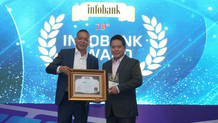 Direktur Utama PT Bank Syariah Indonesia Tbk (BSI) Hery Gunardi (kanan) menerima penghargaan The Best Financial Performance Bank in 2022 (KBMI 3) Asset > IDR 200 Trillion dan Excellent Financial Performance Bank in 2022 dari 28th Infobank Award pada acara Infobank Banking Mastery Forum 2023 di The Ritz Carlton Mega Kuningan Jakarta, Jumat (25/08).