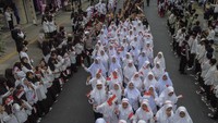 Peserta mengikuti kirab kebangsaan merah putih di Kota Tasikmalaya, Jawa Barat, Jumat (25/8/2023). 