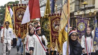 Kirab merah putih ini diikuti dari masyarakat, tokoh lintas agama, TNI dan Polri se-Priangan Timur itu. 