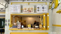 Kafe ini mengusung konsep ala Korea dengan gaya interior industrial. Kafenya terbilang luas. Area kasirnya didominasi dengan warna kuning cerah. Kafe tersebut bernama Kolato Coffee & Tea yang berlokasi berlokasi di Jalan taman Jl. Heulang No 15, Bogor. Foto: detikcom/Riska Fitria