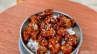 Untuk makanan ringan, tersedia odeng set (Rp 25.000) yang dilengkapi dengan sosis, odeng, dan aneka dumpling. Isian itu disajikan dengan kuah kaldu ikan yang gurih. Foto: detikcom/Riska Fitria