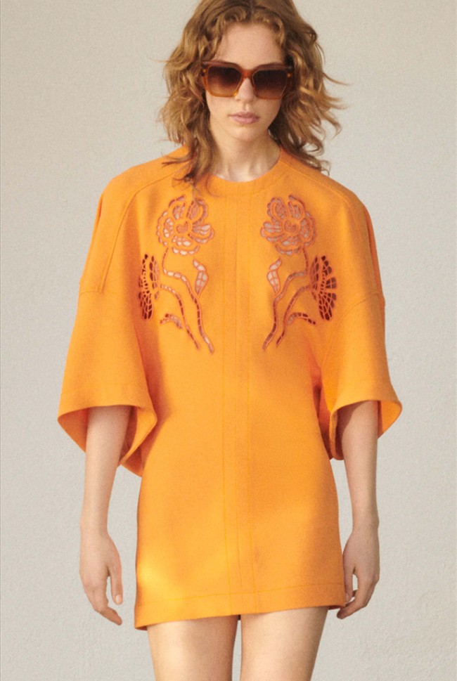 Inilah koleksi terbaru Stella McCartney Resort 2024 yang membawa tren Y2K. Stella juga mengatakam 90% material yang digunakannya untuk koleksi ini merupakan bahan yang ramah lingkungan. Foto: Dok. Stella McCartney.