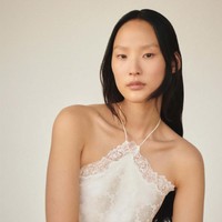 Inilah koleksi terbaru Stella McCartney Resort 2024 yang membawa tren Y2K. Stella juga mengatakam 90% material yang digunakannya untuk koleksi ini merupakan bahan yang ramah lingkungan.  Foto: Dok. Stella McCartney.