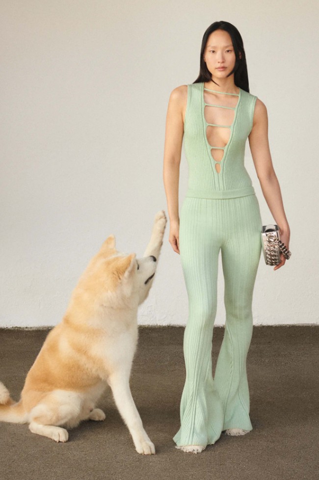 Inilah koleksi terbaru Stella McCartney Resort 2024 yang membawa tren Y2K. Stella juga mengatakam 90% material yang digunakannya untuk koleksi ini merupakan bahan yang ramah lingkungan.  Foto: Dok. Stella McCartney.