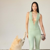 Inilah koleksi terbaru Stella McCartney Resort 2024 yang membawa tren Y2K. Stella juga mengatakam 90% material yang digunakannya untuk koleksi ini merupakan bahan yang ramah lingkungan.  Foto: Dok. Stella McCartney.