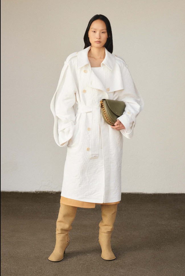 Inilah koleksi terbaru Stella McCartney Resort 2024 yang membawa tren Y2K. Stella juga mengatakam 90% material yang digunakannya untuk koleksi ini merupakan bahan yang ramah lingkungan. Foto: Dok. Stella McCartney.