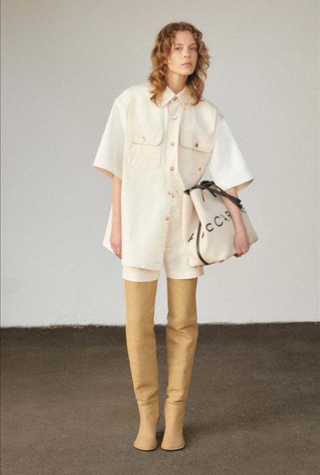 Inilah koleksi terbaru Stella McCartney Resort 2024 yang membawa tren Y2K. Stella juga mengatakam 90% material yang digunakannya untuk koleksi ini merupakan bahan yang ramah lingkungan.  Foto: Dok. Stella McCartney.