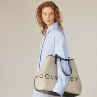 Inilah koleksi terbaru Stella McCartney Resort 2024 yang membawa tren Y2K. Stella juga mengatakam 90% material yang digunakannya untuk koleksi ini merupakan bahan yang ramah lingkungan.  Foto: Dok. Stella McCartney.