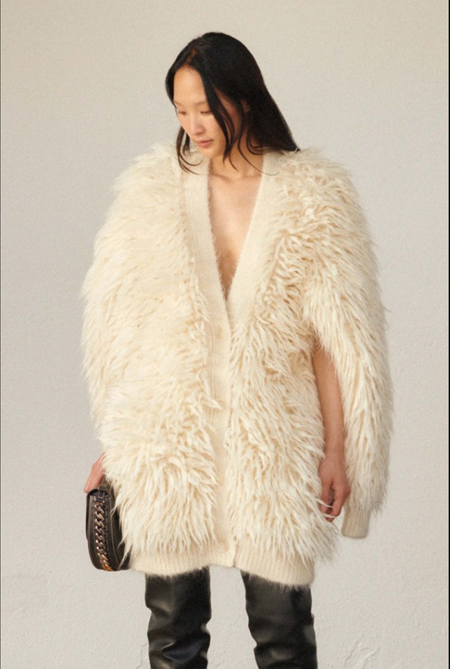 Inilah koleksi terbaru Stella McCartney Resort 2024 yang membawa tren Y2K. Stella juga mengatakam 90% material yang digunakannya untuk koleksi ini merupakan bahan yang ramah lingkungan. Foto: Dok. Stella McCartney.