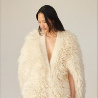 Inilah koleksi terbaru Stella McCartney Resort 2024 yang membawa tren Y2K. Stella juga mengatakam 90% material yang digunakannya untuk koleksi ini merupakan bahan yang ramah lingkungan. Foto: Dok. Stella McCartney.