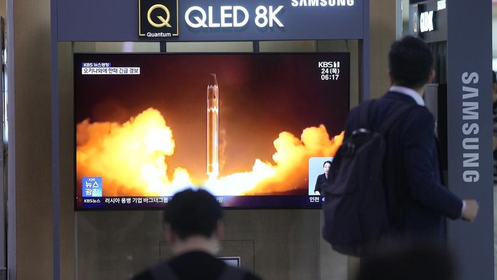 Korea Utara Gagal Lagi Luncurkan Satelit Mata-mata A TV screen shows a report of North Korea's rocket launch with file image during a news program at the Seoul Railway Station in Seoul, South Korea, Thursday, Aug. 24, 2023. North Korea said Thursday that its second attempt to launch a spy satellite failed but vowed to make a third attempt in October. The letters read