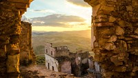 Terletak di provinsi Matera, kota ini dulunya ramai hingga migrasi besar-besaran ke Amerika Utara dan bencana alam membuatnya menjadi kota mati. Architectural Digest/Getty Images/Federica Gentile