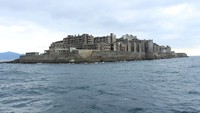 Pulau seluas 16 hektar ini dulunya adalah kawasan pertambangan batubara bawah laut dari tahun 1887 hingga 1974. Meskipun penduduknya sudah pindah, bangunan-bangunan di pulau ini masih berdiri dan dianugerahi status Situs Warisan Sejarah UNESCO. architecturaldigest.com/Getty Images