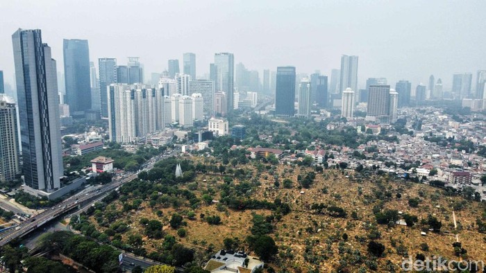 Suasana kota Jakarta dengan polusi di kawasan Karet dan Petamburan, Jakarta Pusat, Jumat (25/8/2023).