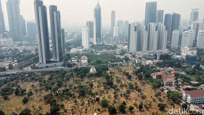 Suasana kota Jakarta dengan polusi di kawasan Karet dan Petamburan, Jakarta Pusat, Jumat (25/8/2023).