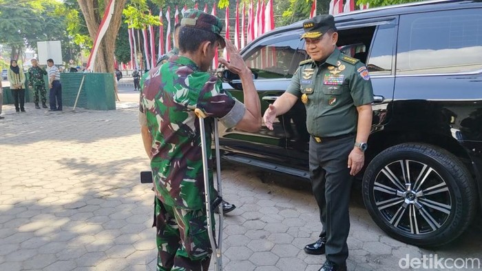 KSAD Jenderal Dudung Abdurachman saat mendadak turun dari mobil untuk menemui seorang prajurit di Banyuwangi.
