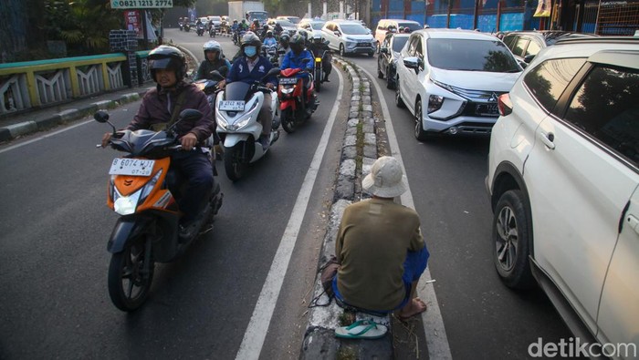 Lalin ke Lebak Bulus Macet, Pemotor Lawan Arah Berjamaah Lalin dari Cirendeu menuju Lebak Bulus macet pagi ini. Pemotor melawan arah berjamaah memakan jalur pengendara.