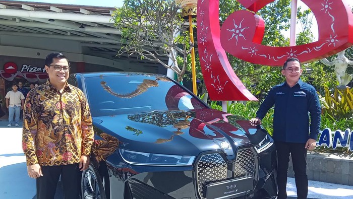 Garuda Indonesia dan BMW Indonesia mengembangkan layanan transportasi premium The Prestige Service dengan mobil listrik BMW iX di Bandara Internasional Ngurah Rai, Bali, Jumat (25/8/2023).