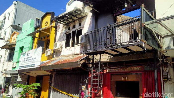 Kebakaran melanda empat rumah toko (ruko) di Jalan Topaz, Kota Makassar, Sulawesi Selatan (Sulsel).