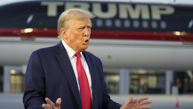 Mantan Presiden Donald Trump berbicara dengan wartawan sebelum berangkat dari Bandara Internasional Hartsfield-Jackson Atlanta, Kamis, 24 Agustus 2023, di Atlanta. (AP Photo/Alex Brandon)