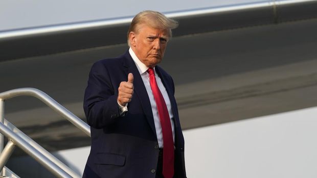 Mantan Presiden Donald Trump turun dari pesawatnya saat tiba di Bandara Internasional Hartsfield-Jackson Atlanta, Kamis, 24 Agustus 2023, di Atlanta. (AP Photo/Alex Brandon)