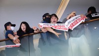 Kelompok yang sebagian besar terdiri dari kaum muda itu berhasil mencapai lantai delapan gedung tempat kedutaan berada, dan menggantungkan spanduk yang mengecam keputusan pembuangan limbah nuklir ke laut lepas.   