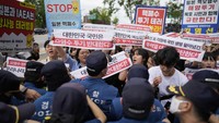 Para pengunjuk rasa memegang poster selama unjuk rasa mengecam pelepasan air radioaktif yang telah diolah ke laut dari pembangkit listrik tenaga nuklir Fukushima yang rusak, di luar gedung Kedutaan Besar Jepang, di Seoul, Korea Selatan, Kamis (24/8/2023). Poster itu berbunyi Menentang pelepasan air radioaktif. AP/Lee Jin-man