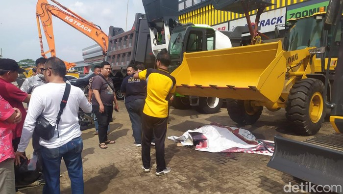 Mekanik di Palembang tewas tertimpa alat berat.