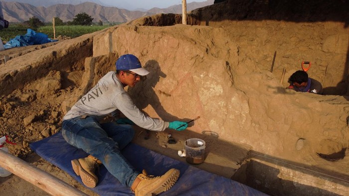 Archaeologists work on a 4,500-year-old polychrome wall, part of a temple belonging to the Late Preceramic period, in the Huaca Tomabal in the Valley of Viru, Peru August 18, 2023. Feren Castillo/PAVI/Handout via REUTERS ATTENTION EDITORS - THIS IMAGE HAS BEEN SUPPLIED BY A THIRD PARTY. NO RESALES. NO ARCHIVES