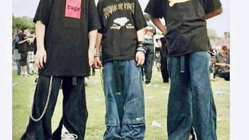 Salah satu gaya anak muda di tahun 1990-an dengan celana kedodoran. Foto: Bored Panda