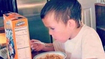 Saat kecil karena tidak ada ponsel atau tablet, lebih baik baca kotak sereal. Foto: Bored Panda