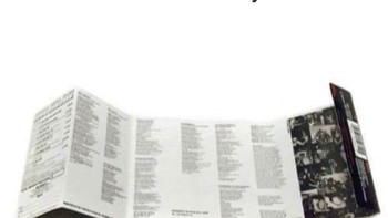 Siapa yang ingat membuka kertas di kaset ini untuk membaca lirik? Foto: Bored Panda