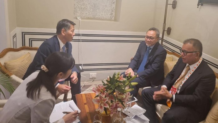 Mendag Zulhas bertemu dengan Menteri Ekonomi, Perdagangan, dan Industri Jepang H.E. Nishimura Yasutoshi.