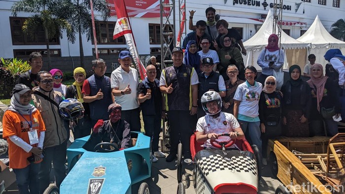 Menpora Ario Bimi pantau persiapan lomba Kereta Peti Sabun di Bandung.