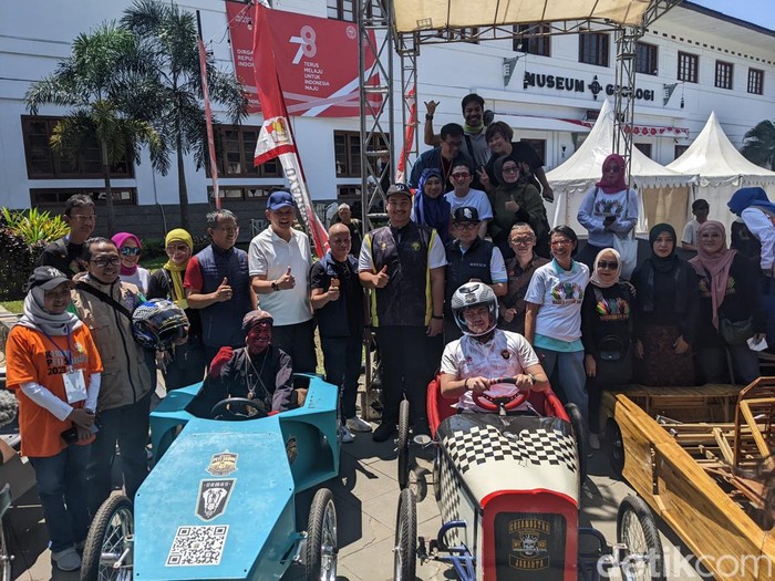 Menpora Ario Bimi pantau persiapan lomba Kereta Peti Sabun di Bandung.