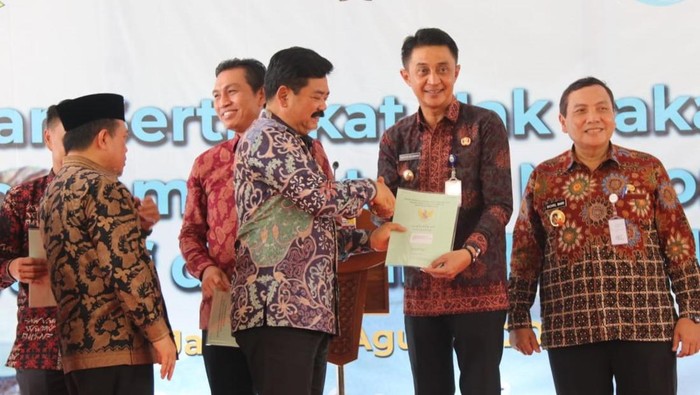 Menteri ATR/BPN Hadi Tjahjanto menyerahkan 13 ribu sertifikat hak pakai instansi