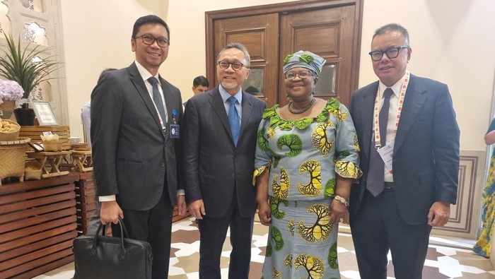 Menteri Perdagangan RI Zulkifli Hasan dengan Dirjen World Trade Organization (WTO) Dr Ngozi Okonjo-Iweala menyempatkan diri membahas 3 hal penting terkait perdagangan internasional meski hanya bertemu dalam waktu singkat.