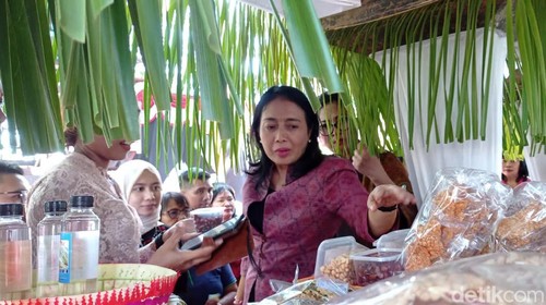 Menteri PPPA I Gusti Ayu Bintang Darmawati meninjau stan UMKM di area pelatihan strategi komunikasi pemasaran pariwisata dan ekonomi kreatif di Desa Wisata Tegal Jadi, Kecamatan Marga, Tabanan, Bali, Jumat (25/8/2023).