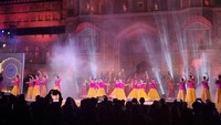 Zulhas dan delegasi lainnya juga disuguhkan penampilan seni tari dan musik lokal dari ratusan penari di sana. 