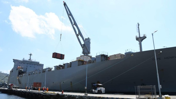Kapal kargo AS, MV Cape Henry merapat di Dermaga Tanjungwangi, Banyuwangi. Kapal ini membawa Alutsista milik Amerika Serikat.