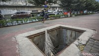 Tak hanya satu, total ada tiga tutup gorong-gorong yang hilang dicuri.