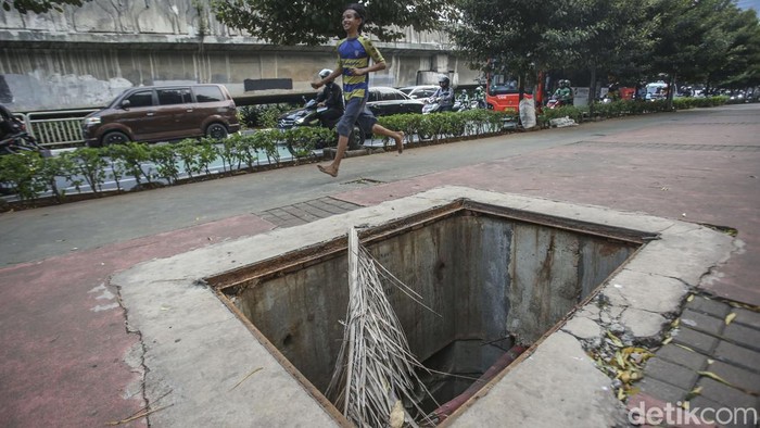 Nah Loh! Tutup  Gorong-goong Trotoar Menteng Pulo Dicuri