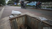 Trotoar tersebut kini bolong sejak tiga minggu lalu.