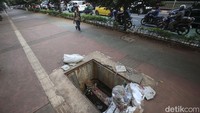 Warga mengatakan pencurian tutup gorong-gorong ini untuk dijual komponen besinya.
